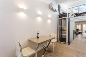 uma sala de jantar com uma mesa e cadeiras num quarto em Designer Loft with Terrace in prime Location em Palma de Maiorca