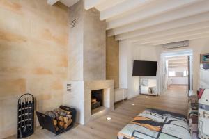 ein Wohnzimmer mit einem Kamin und einem TV in der Unterkunft Designer Loft with Terrace in prime Location in Palma de Mallorca