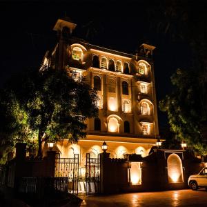 un edificio con luces encendidas por la noche en Hotel Chandra Raj Mahal, en Bikaner