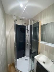 Maison - 4 Chambres - 10 couchages - 2sdb的一间浴室