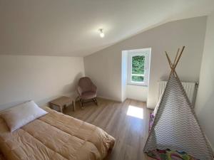 OrcetMaison - 4 Chambres - 10 couchages - 2sdb的一间卧室配有一张床和吊床