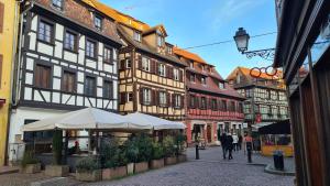 a city street with buildings and a street with people walking at Duplex Centre - Le Marché in Obernai