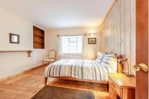 Postel nebo postele na pokoji v ubytování Comfortable Airy 5-Bed Apartment in Llandysul