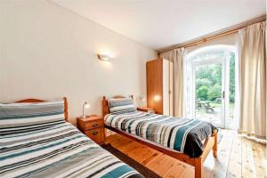 Postel nebo postele na pokoji v ubytování Comfortable Airy 5-Bed Apartment in Llandysul