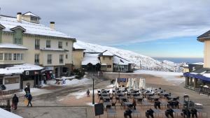 a town with tables and chairs in the snow at Apartamento alpino Plaza de Andalucía a pie de pistas in Sierra Nevada
