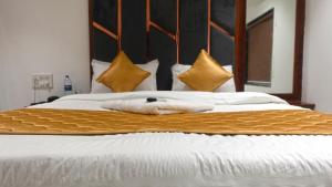 Postel nebo postele na pokoji v ubytování Hotel Palms Residency, Chembur Mumbai