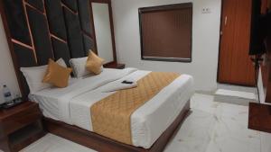 Postel nebo postele na pokoji v ubytování Hotel Palms Residency, Chembur Mumbai