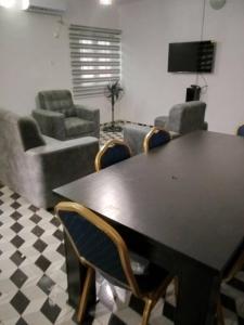 une salle de conférence avec une table, des chaises et un canapé dans l'établissement Apartments Complex with Parking Ibadan Oluyole Extension - Sharp Corner, à Ibadan
