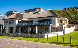 una gran casa blanca en la cima de una colina en Walter’s Place, en Jongensfontein