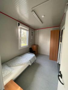 1 Schlafzimmer mit 2 Betten und einem Fenster in der Unterkunft Ubytovna SDC in Valcha