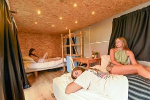 un grupo de mujeres en camas en una habitación en Caravan Hostel Tel Aviv By Roger Age 18-45 en Tel Aviv