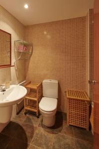 a bathroom with a toilet and a sink at Hauzify I Apartament Bella Molina in Alp