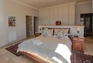a bedroom with a large bed in a room at Walter’s Place in Jongensfontein