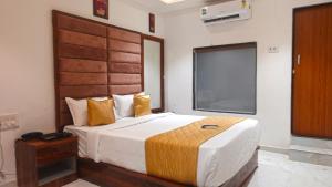 Postel nebo postele na pokoji v ubytování Hotel Palms Residency, Chembur Mumbai