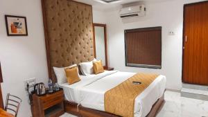 Postel nebo postele na pokoji v ubytování Hotel Palms Residency, Chembur Mumbai