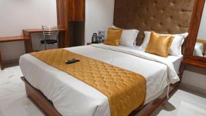 Postel nebo postele na pokoji v ubytování Hotel Palms Residency, Chembur Mumbai
