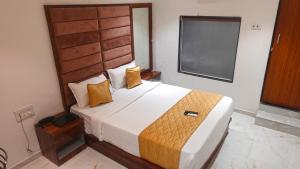 Postel nebo postele na pokoji v ubytování Hotel Palms Residency, Chembur Mumbai