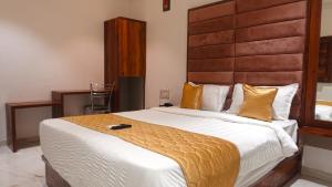 Postel nebo postele na pokoji v ubytování Hotel Palms Residency, Chembur Mumbai
