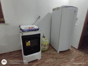 a small refrigerator and a stove in a room at Suíte GUARAMIRANGA no Sítio in Guaramiranga