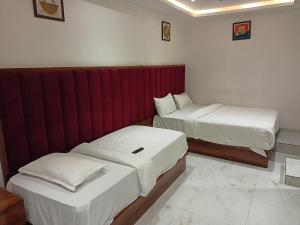 Postel nebo postele na pokoji v ubytování Hotel Palms Residency, Chembur Mumbai