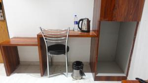 Příslušenství pro přípravu čaje a kávy v ubytování Hotel Palms Residency, Chembur Mumbai