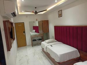 Postel nebo postele na pokoji v ubytování Hotel Palms Residency, Chembur Mumbai