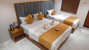 Postel nebo postele na pokoji v ubytování Hotel Palms Residency, Chembur Mumbai