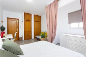 1 dormitorio con cama blanca y ventana en EDEN RENTALS 106 Surfy Stylish Bed&Coffee Room en Granadilla de Abona