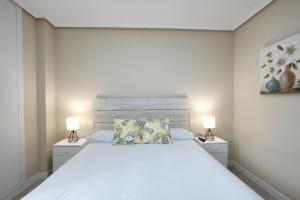 クエンカにあるAP Home Carreteríaの大きな白いベッドと2つのランプのある寝室