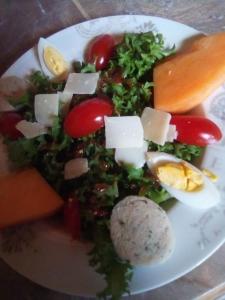 a white plate with a salad with vegetables and cheese at Micro maison ISBA Sedan in Givonne