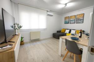 クエンカにあるAP Home Carreteríaのテーブルとソファのあるリビングルーム