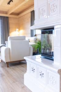 a living room with a fish tank on a table at Villa Royal Zakopane in Kościelisko