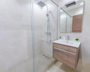 a bathroom with a shower and a sink at Appartement Luxueux à Kouba in Kouba