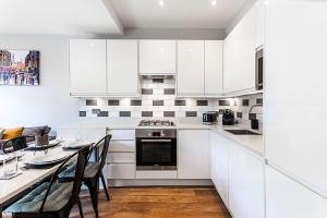 A kitchen or kitchenette at Cozy 2 Bed Apartment in Chiswick