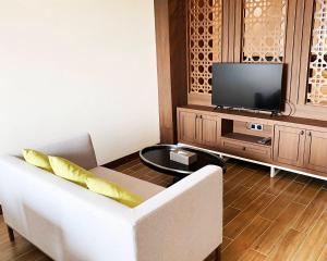 TV a/nebo společenská místnost v ubytování Holiday Pier Hotel