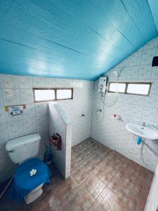 uma casa de banho com um WC e um lavatório em Markhouse Bungalow Ko Kut em Ko Kood