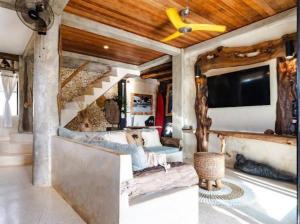 Et tv og/eller underholdning på Villa Sol-Tropical Modern 2 Bedroom Villa with sauna