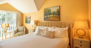Un dormitorio con una cama grande y una ventana en The Grand Hotel en Kennebunk