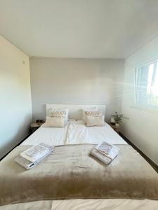 - une chambre avec un grand lit et 2 serviettes dans l'établissement Le nid de Salsa, à Walferdange