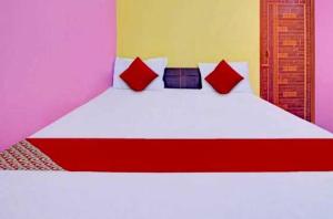 Un pat sau paturi într-o cameră la Collection O Leo Guest House