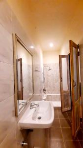La salle de bains est pourvue d'un lavabo et d'un miroir. dans l'établissement กมุทมาศ สวรรคโลก, à Ban Pa Muang (1)
