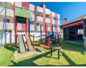 un grupo de equipos de recreo frente a un edificio en Apartamento de 1 quarto de frente a praia dos Ingleses, en Florianópolis