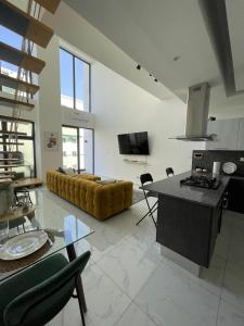 ein großes Wohnzimmer mit einem Sofa und einem Tisch in der Unterkunft Agreable Duplex tout confort. in Santo Domingo