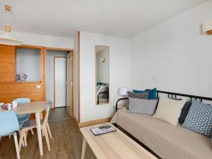 Posezení v ubytování Appartement cosy proche pistes - Balcon et Wifi - FR-1-181-1017