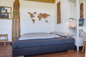 ein Schlafzimmer mit einem Bett mit einer Karte an der Wand in der Unterkunft Apartment Lüneburger Heide in Hankensbüttel