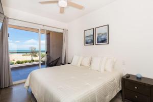 een slaapkamer met een bed en uitzicht op de oceaan bij Eagle Village at Islas del Mar B2 in Puerto Peñasco