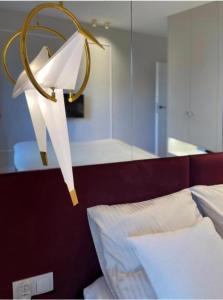een slaapkamer met een bed met een spiegel erboven bij Prestige Apart Gdańsk in Gdańsk