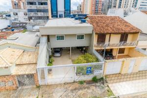 an aerial view of a house with a balcony at 20%OFF até 4hospedes Wi-fi 400Mb/s ,Cozinha Compl in Brasilia