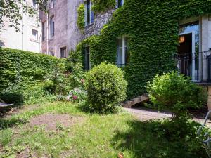 an ivy covered house with a bench in front of it at Le chic de Patton avec jardin privatif ! in Nancy