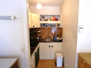 een kleine keuken met een wastafel en een aanrecht bij Appartement Barcelonnette, 2 pièces, 4 personnes - FR-1-165A-99 in Barcelonnette